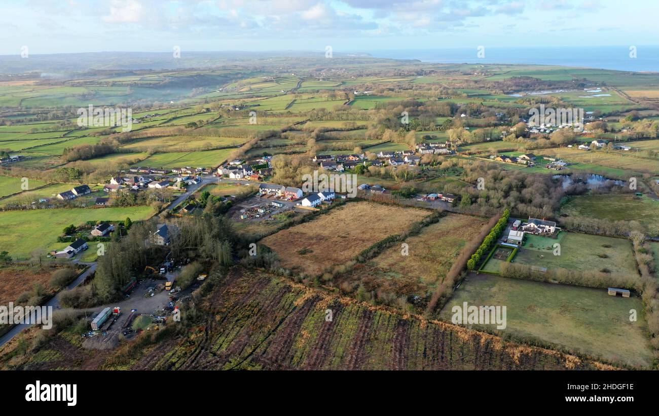 Luftaufnahme eines Forstwesens und Dorfes namens Cross Inn, mit Blick auf Felder, Bäume und Häuser. Stockfoto