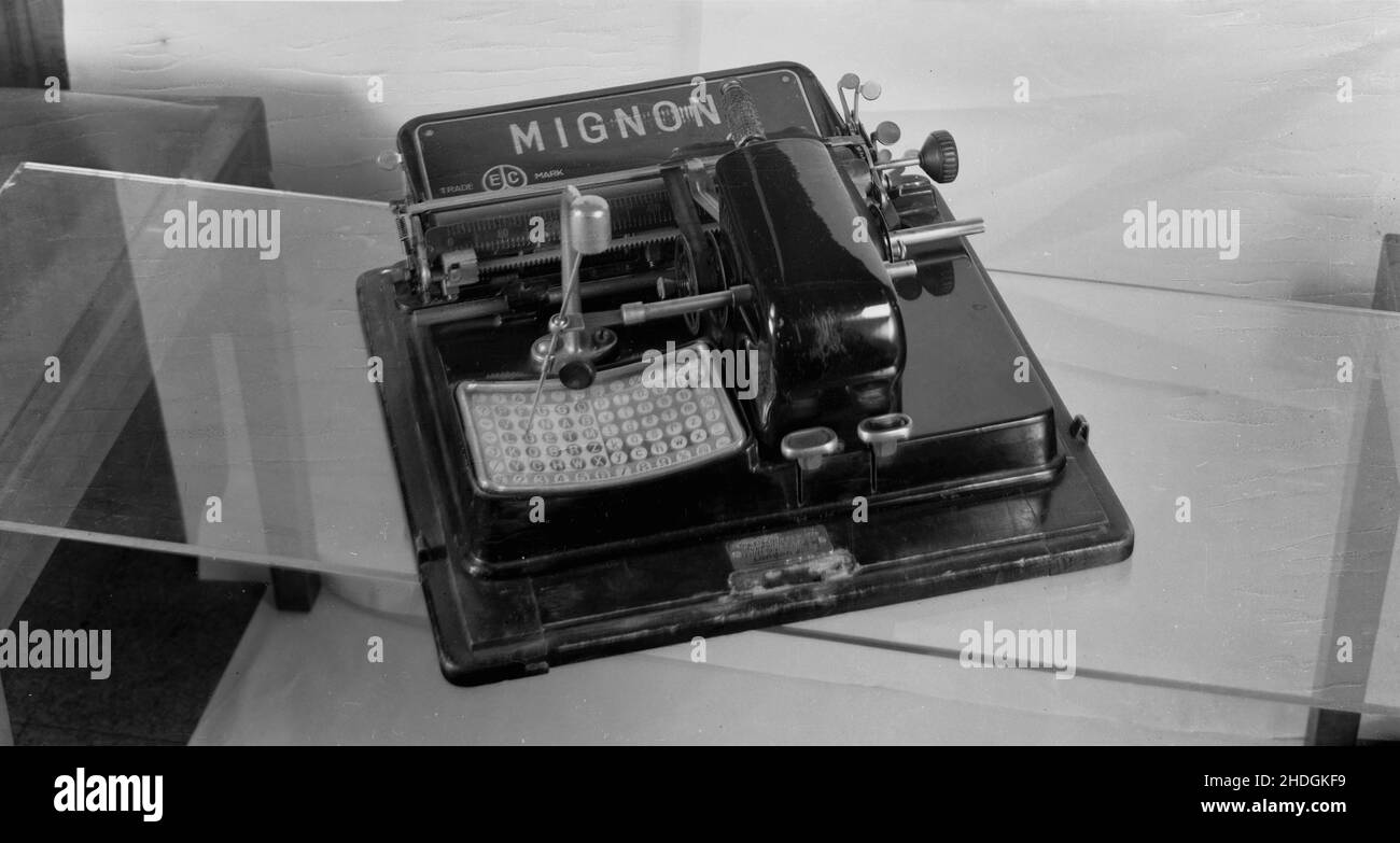 1980s, historisch, eine alte Mignon-Schreibmaschine, auf Dispay. Die AEG Mignon Nr. 3 war eine Schreibmaschine, die in Deutschland für The Electrical Company hergestellt wurde. Stockfoto