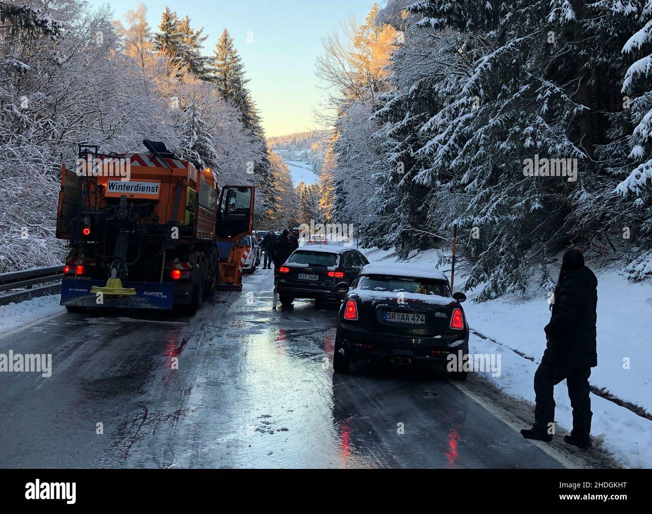 06. Januar 2022, Bayern, St. Englmar: Autofahrer in St. Englmar im Landkreis Straubing-Bogen müssen mit vereisten Straßen und Schnee kämpfen, und die Winterfreistellung ist im Einsatz. Foto: Ute Wessels/dpa Stockfoto