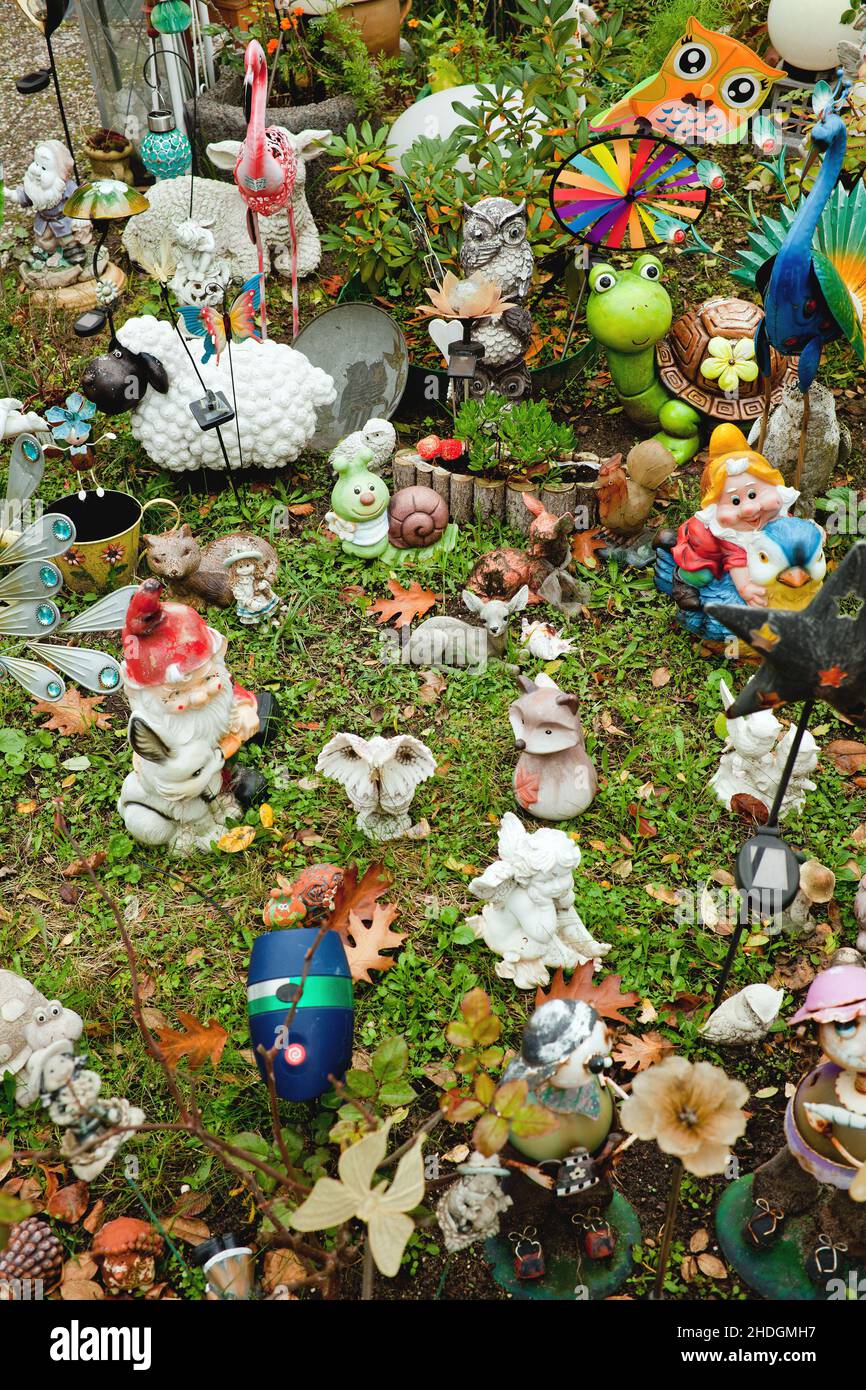 Kitsch, Gartenzwerg, Deko, Kitsch, trashig, Gartenzwerge, Dekos Stockfotografie