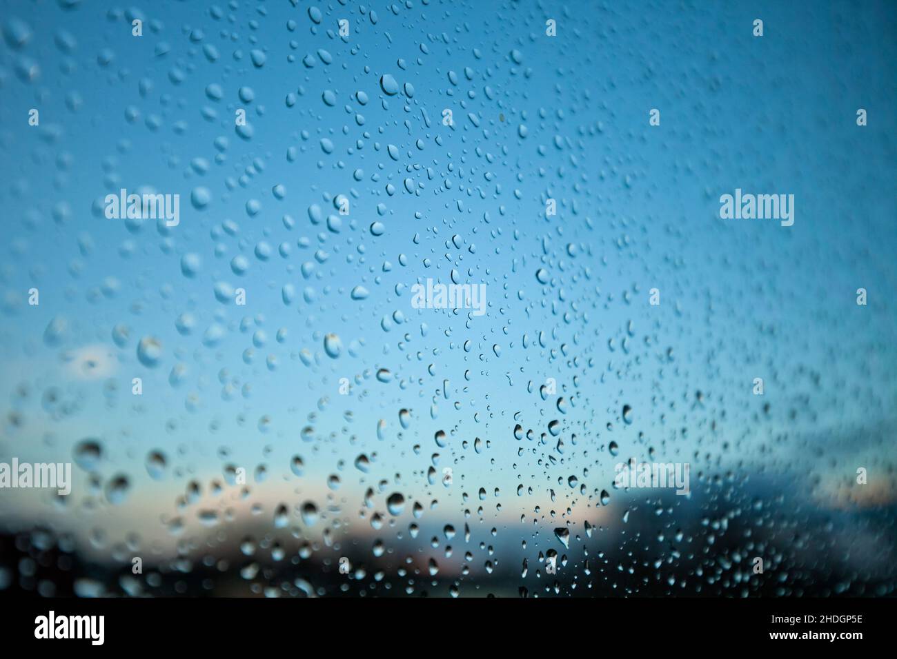 Regentropfen, Glasscheiben, Regentropfen, Glasscheiben Stockfoto