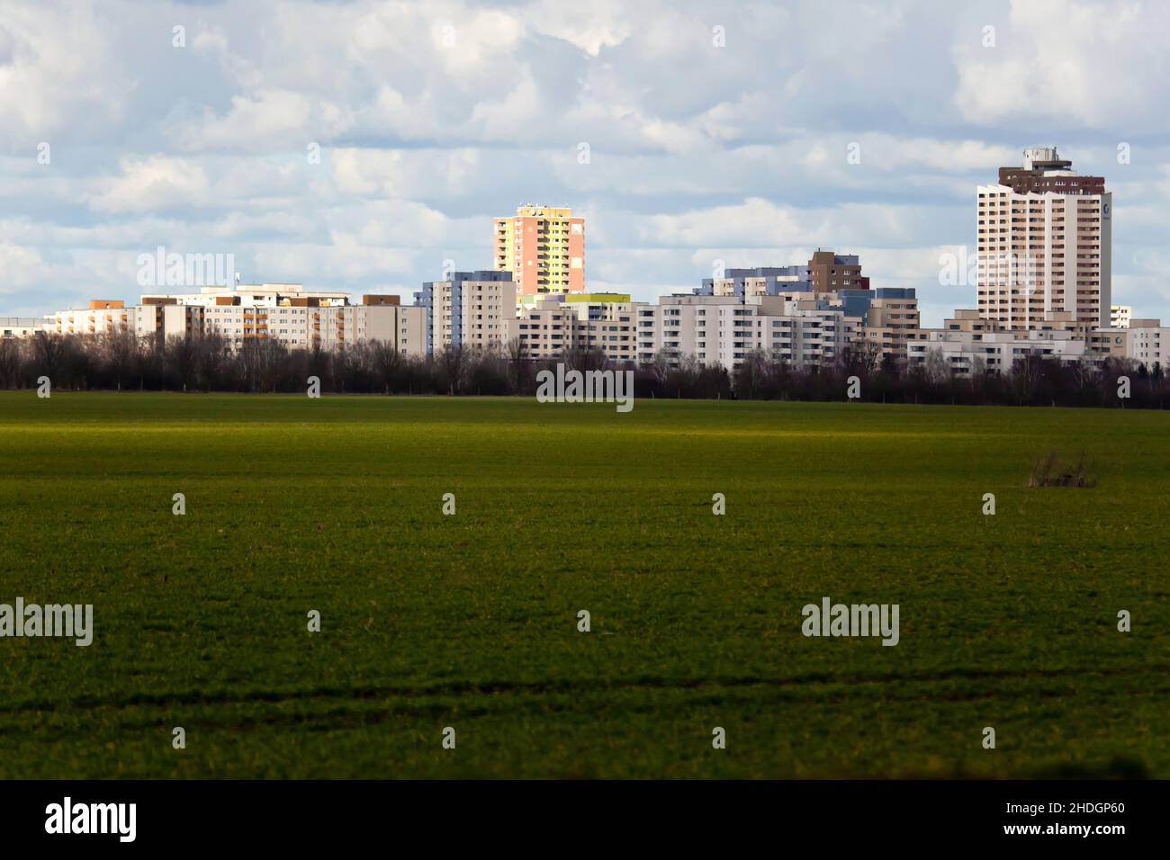 Stadt am Stadtrand, Wohnung, Mietshaus, Grenzgebiete, Wohnungen, Mietskaserne Stockfoto
