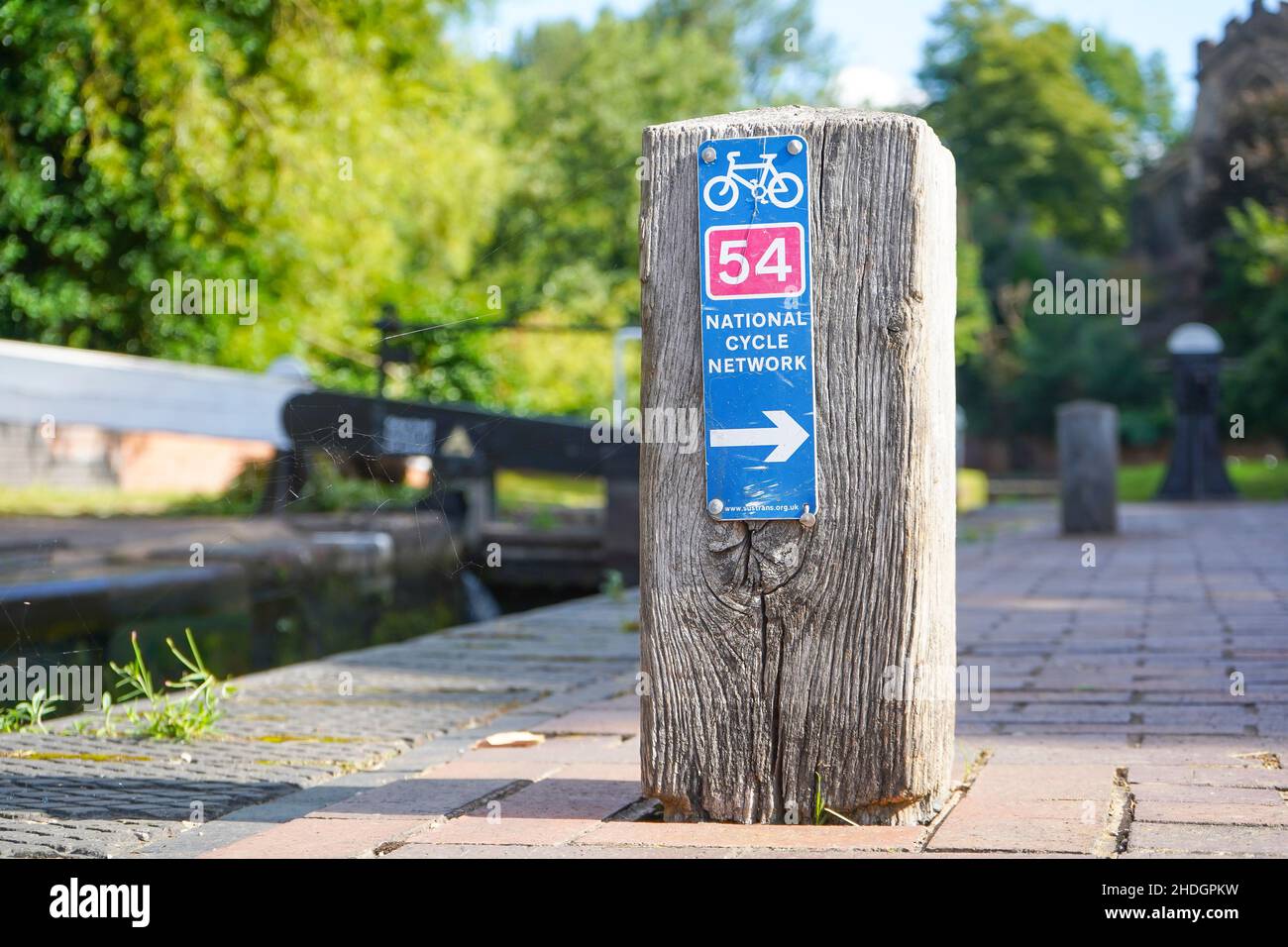 National Cycle Network Schild für Route 54 auf isoliertem Posten bei britischen Kanalschleusen, Kidderminster, bei Sommersonne. Stockfoto