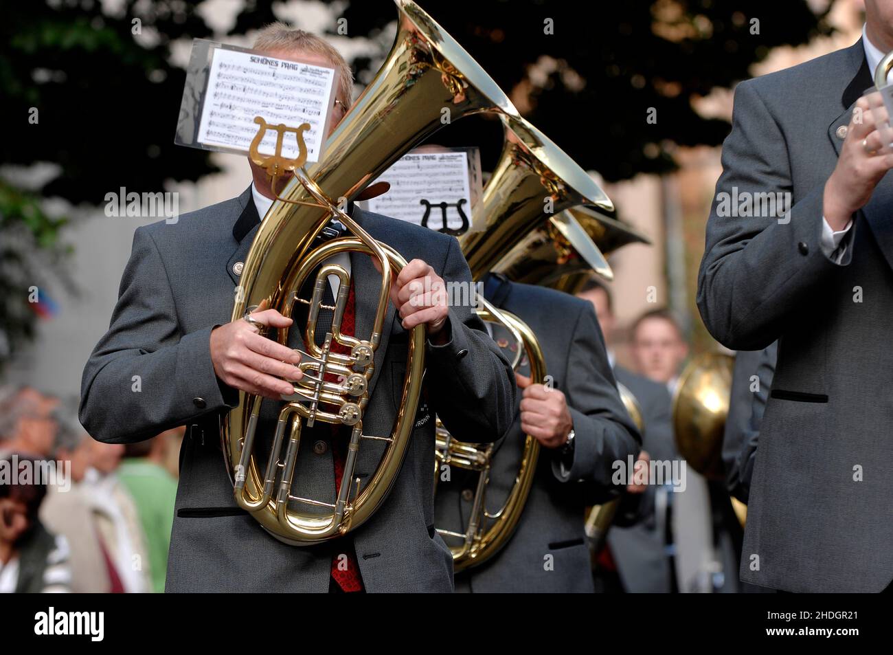 Musik spielen, Tenorhorn, Blasorchester, Musik spielen, Tenorhörner, Blasorchester Stockfoto