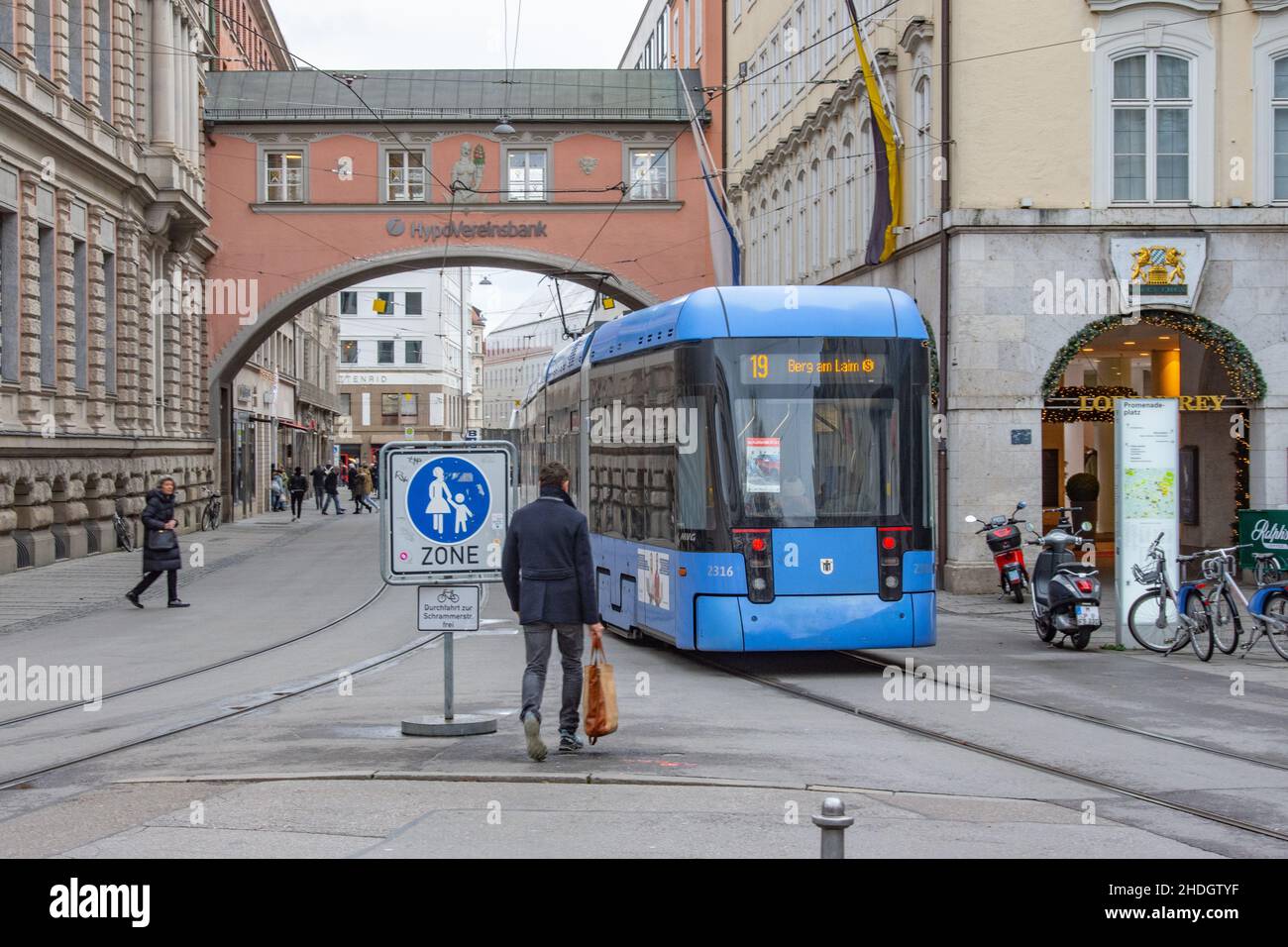 Die Straßenbahn München – officiell und im lokalen Sprachgebrauch als Tram oder Trambahn gekennzeichnet Stockfoto