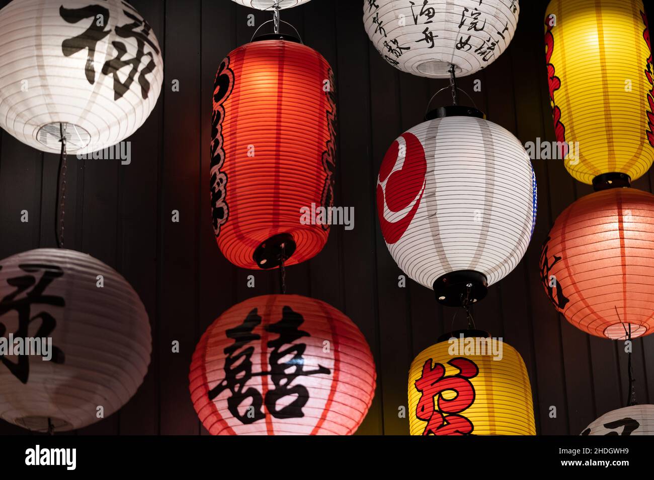 Chinesische Kultursymbole. Viele bunte papierlaternen aus china mit gezeichneten Hieroglyphen hängen drinnen Stockfoto