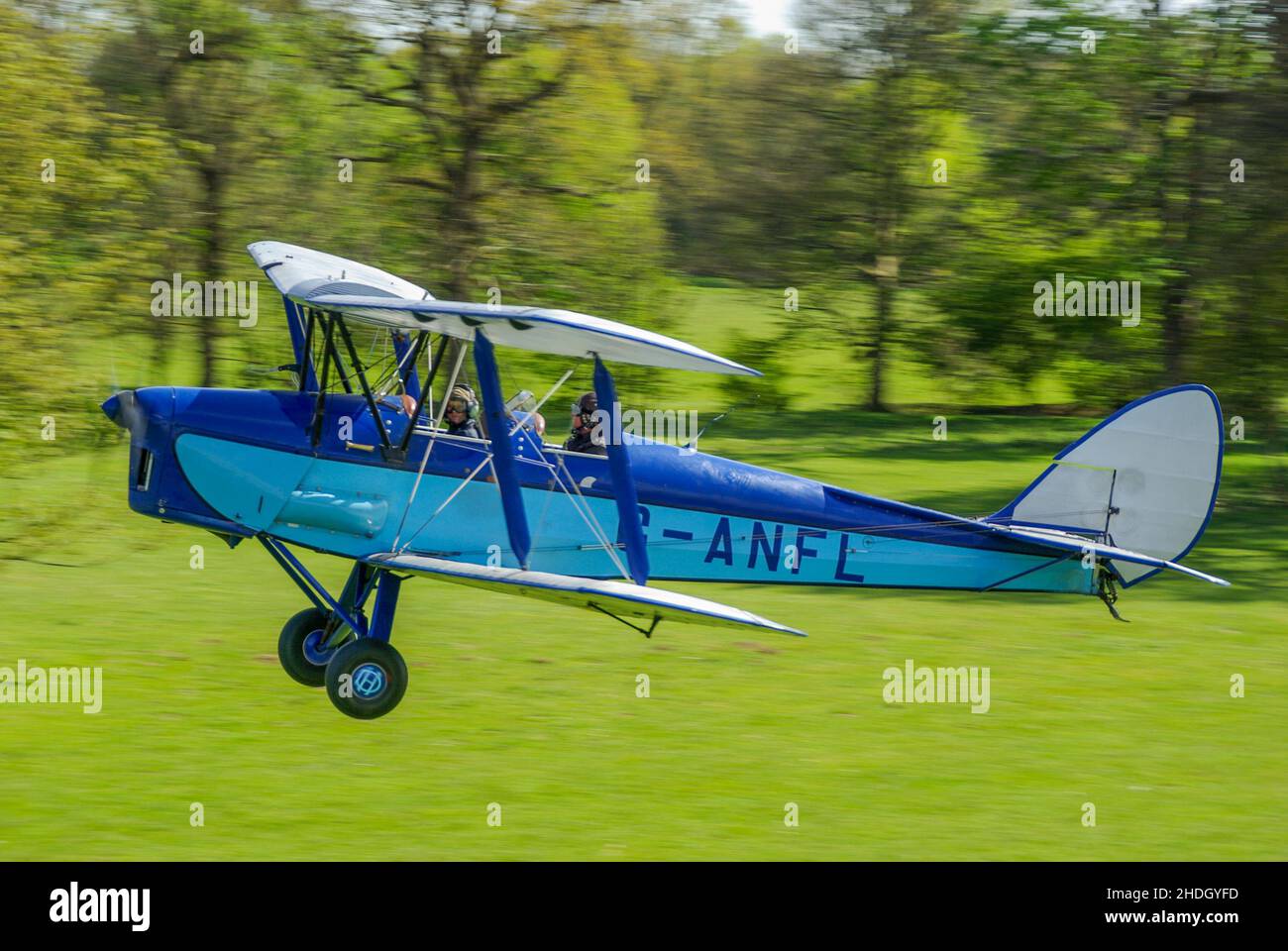 De Havilland D.H. 82A Tiger Moth Flugzeug G-ANFL Start von Henham Park, Suffolk Landgrasflugplatz. Vintage Doppeldecker ex 1940s RAF T6169 Stockfoto