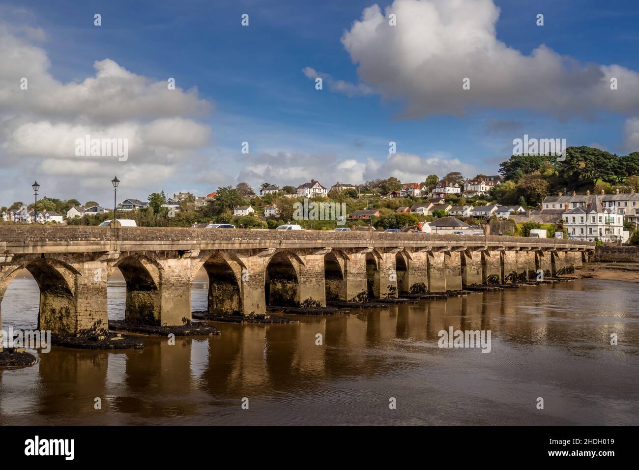 BIDEFORD, DEVON, ENGLAND - 20. OKTOBER 2021: Blick auf die alte Long Bridge über den Torridge River. Stockfoto