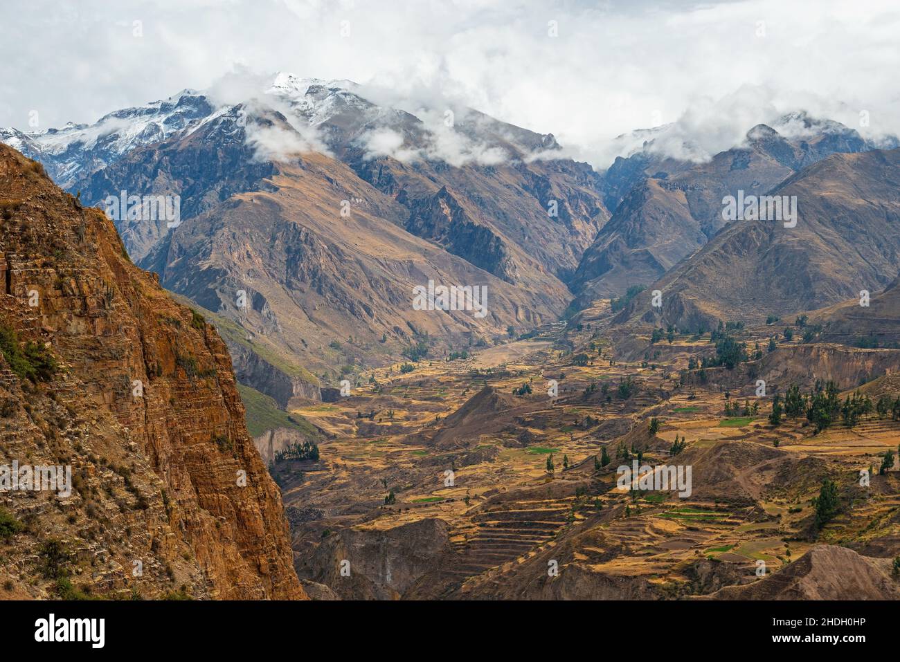 Landschaft des Colca Canyon mit schneebedeckten Berggipfeln der Anden im Herbst, Arequipa, Peru. Stockfoto