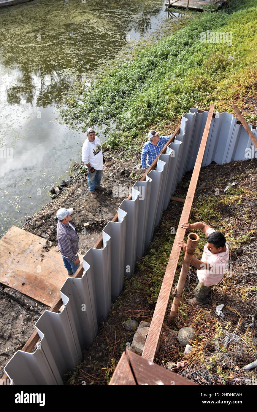 Während der 8 Jahre Dürre Hausbesitzer ersetzt Ufermauer mit Nachbarn in einer Zeit von niedrigem Wasser in Kalifornien Seen Stockfoto