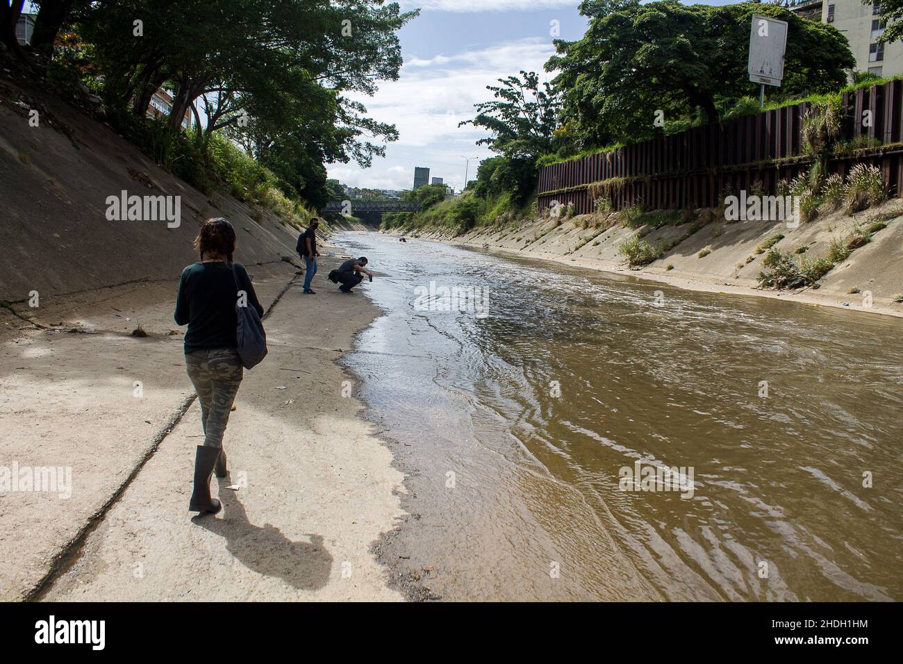 Caracas, Hauptstadtbezirk, Venezuela. 21. August 2021. Die Menschen gehen entlang der Ufer des Flusses Guaire in einem sozialen Spaziergang, wo die Bereiche der Stadt ar Stockfoto