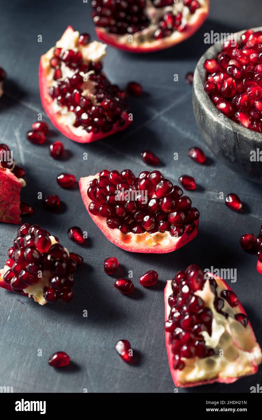 Rohe rote Bio-Granatapfelkerne bereit zum Essen Stockfoto
