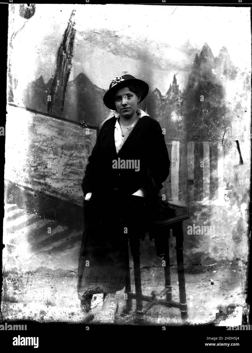 Junge Frau, Frau, Porträt, historisches Foto, Mädchen, Mädchen, junge Frauen, weiblich, Damen, Dame, Frauen, Porträts, historische Fotos Stockfoto