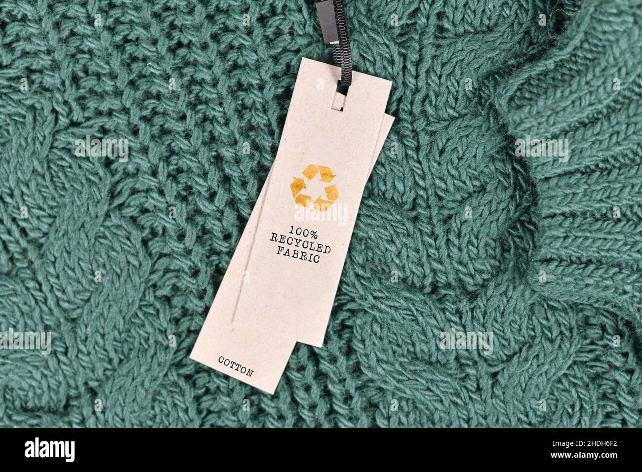 Baumwollmaterial mit Aufschrift „100 % recyceltes Material“ Stockfoto