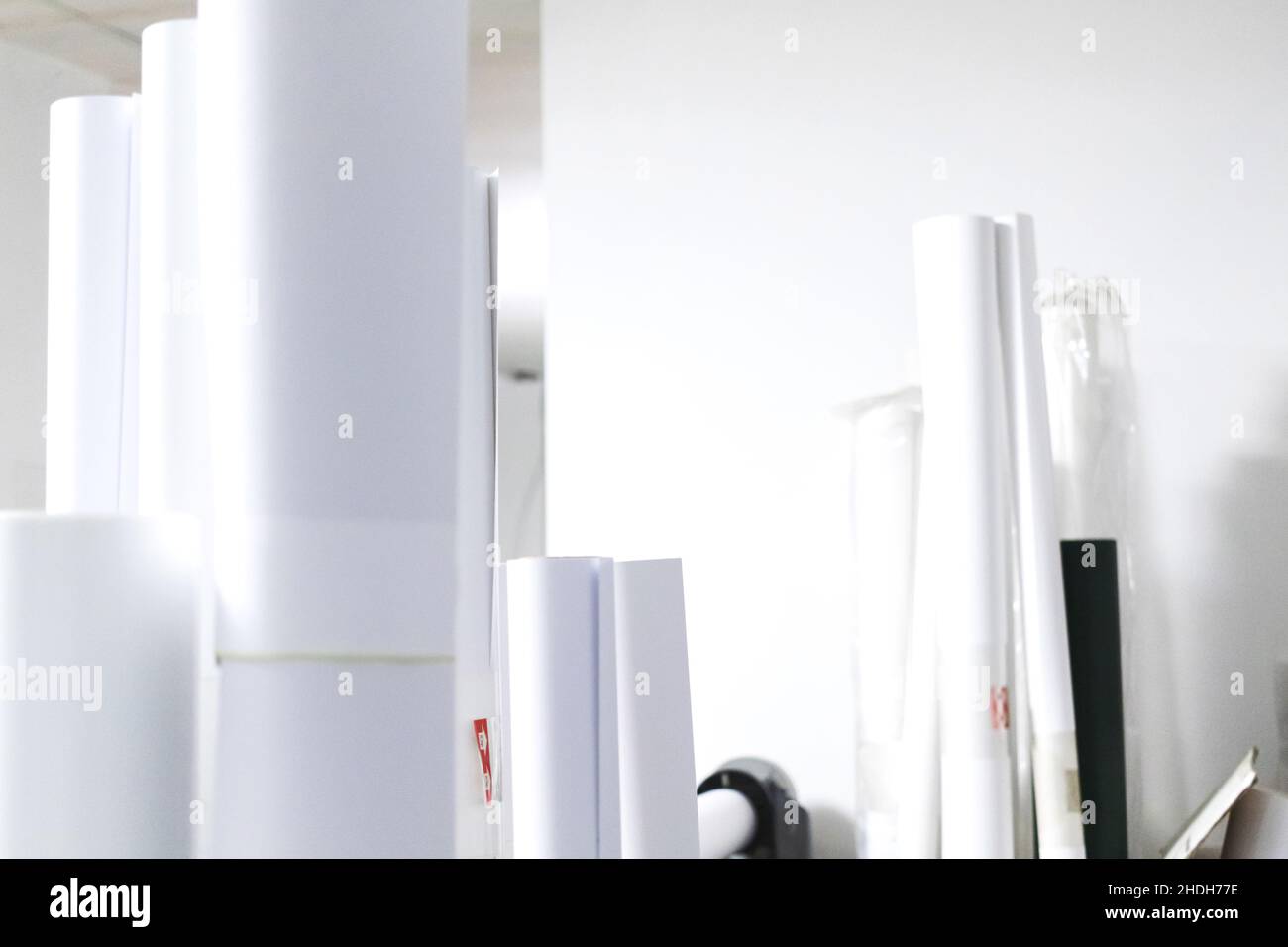 Druckprozessindustrie. Druckerei Hintergrund. Druckmaschinenausstattung, moderner Arbeitsplatz und Lager Stockfoto