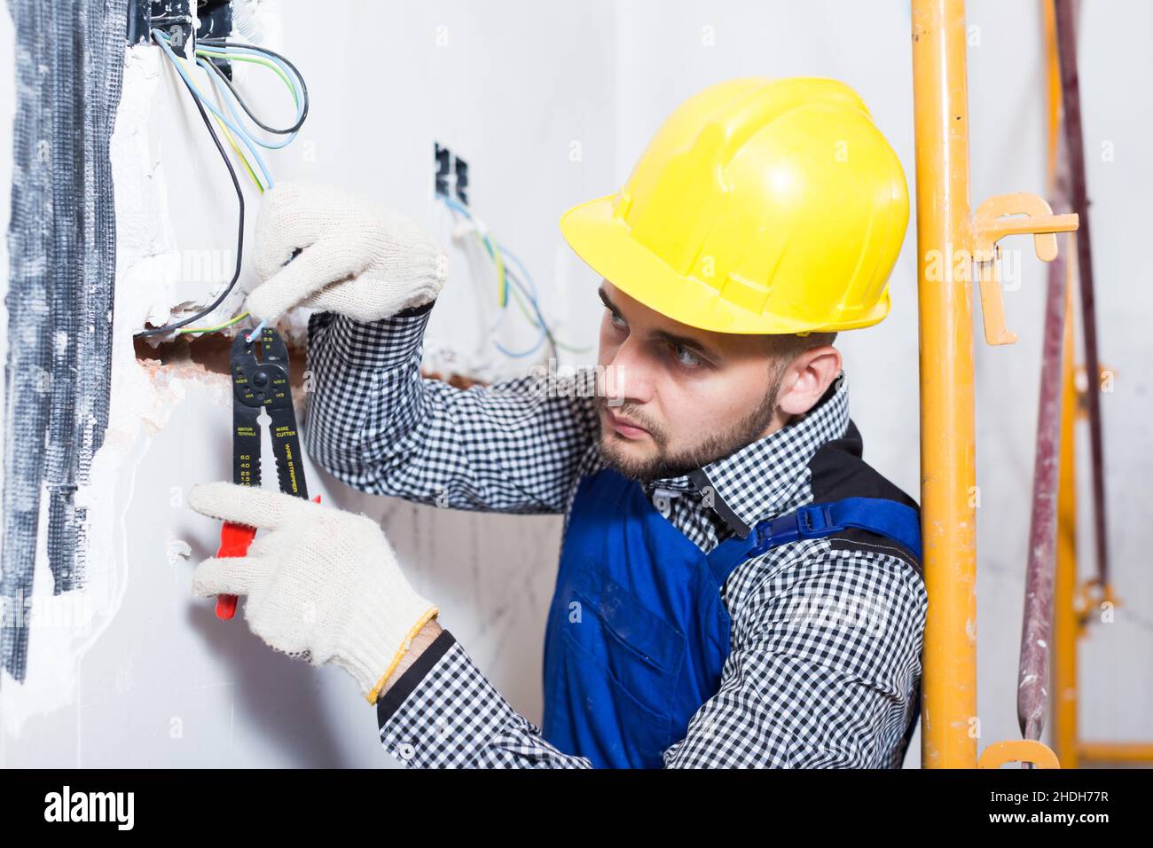 Man arbeitet mit Electricat Stockfoto