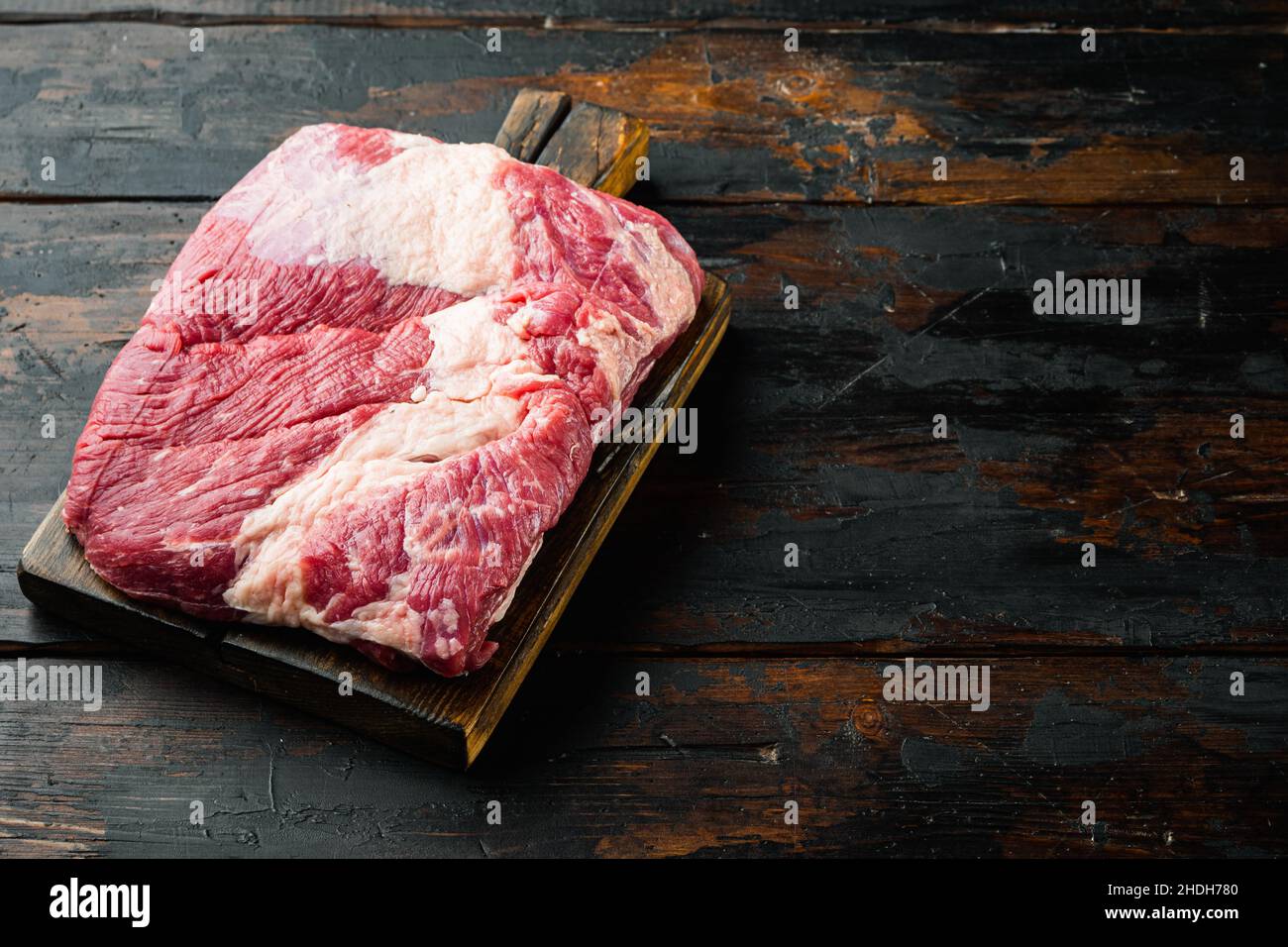 Snack Cross Cut, rohes Rinderbrisket-Fleischset, auf altem dunklen Holztisch-Hintergrund, mit Platz für Text Stockfoto