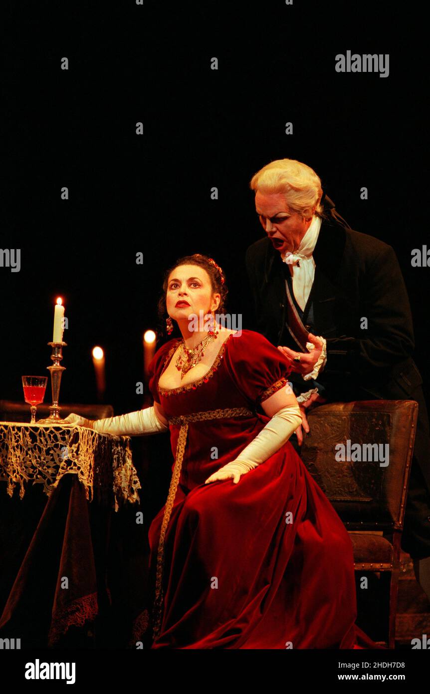 Akt 2: Anthony Michaels-Moore (Baron Scarpia), Catherine Malfitano (Floria Tosca) in TOSCA von Puccini an der Royal Opera, Covent Garden, London WC2 12/09/2000 Dirigent: Carlo Rizzi Bühnenbild: Renzo Mongiardino Kostüme: Marcel Escoffier Revival Beleuchtung: John B Original lesen Regie: Franco Zeffirelli Revival Regisseur: Jeremy Sutcliffe Stockfoto