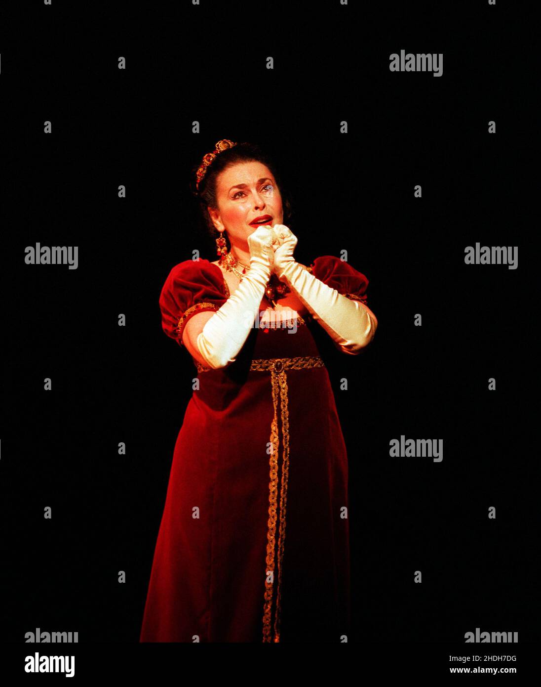 Akt 2: Catherine Malfitano (Floria Tosca) in TOSCA von Puccini an der Royal Opera, Covent Garden, London WC2 12/09/2000 Dirigent: Carlo Rizzi Bühnenbild: Renzo Mongiardino Kostüme: Marcel Escoffier Revival Beleuchtung: John B Original lesen Regie: Franco Zeffirelli Revival Regie: Jeremy Sutcliffe Stockfoto