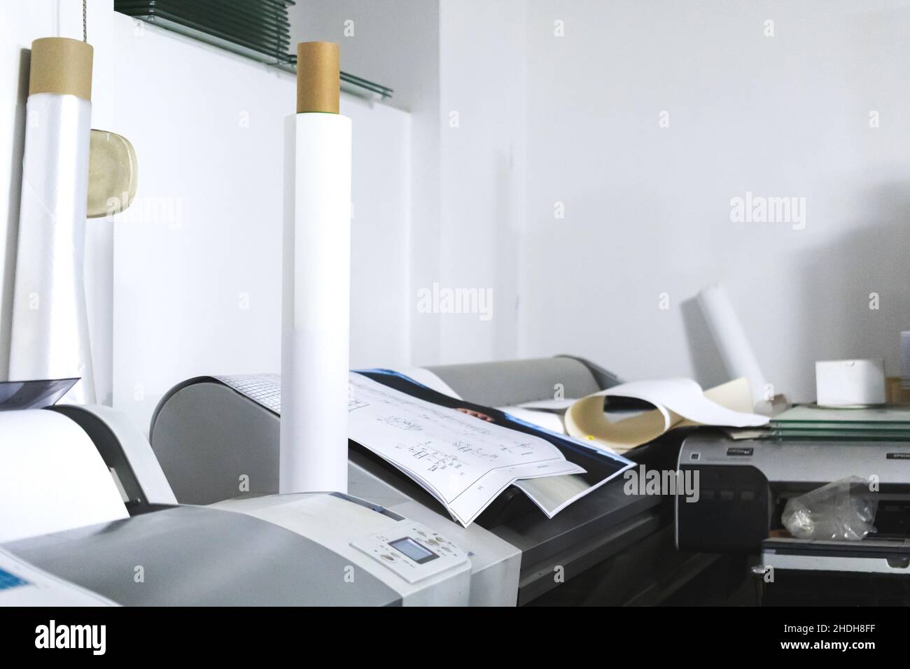 Druckprozessindustrie. Druckerei Hintergrund. Druckmaschinenausstattung, moderner Arbeitsplatz und Lager Stockfoto