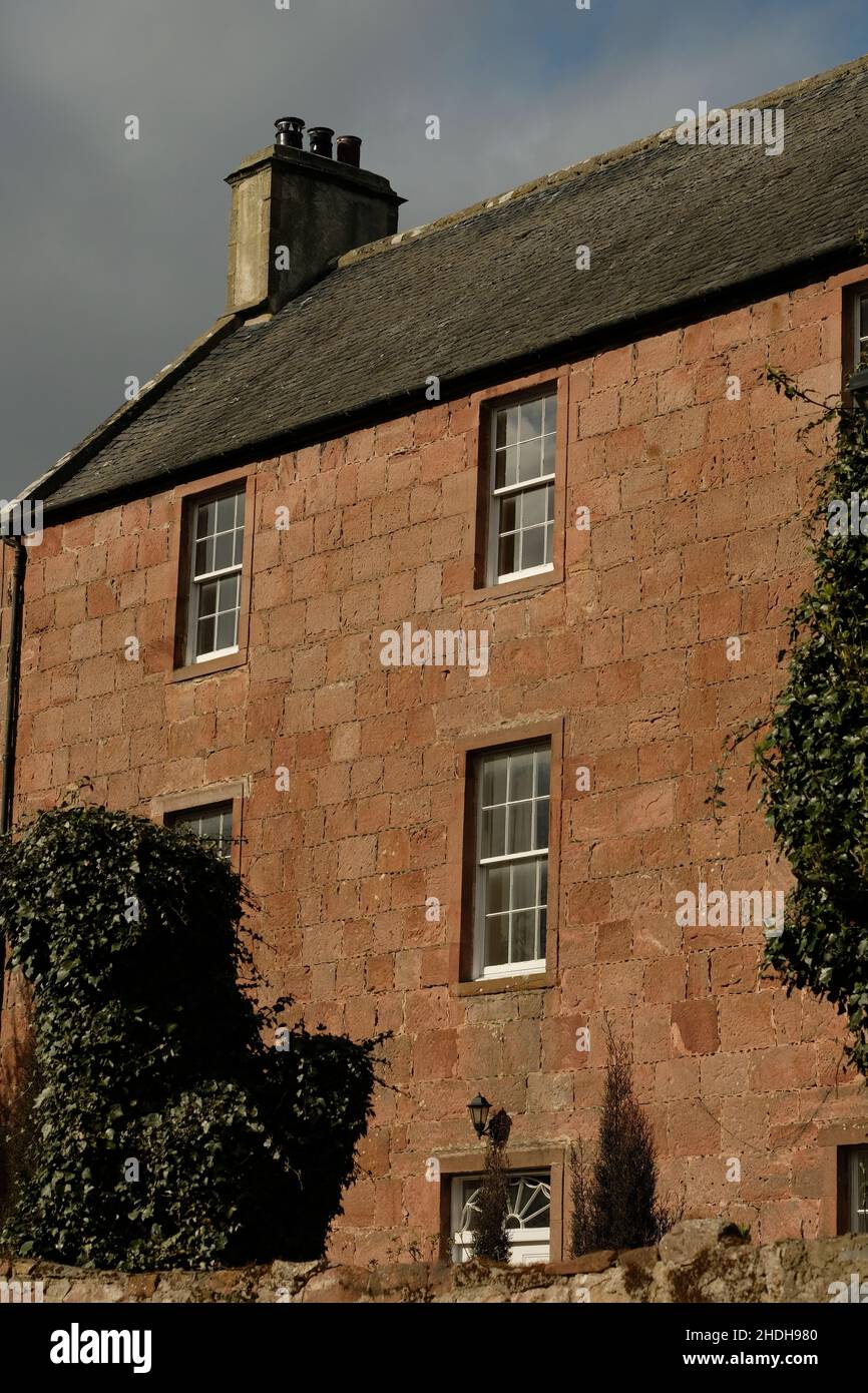 Ein Farbfoto eines ehemaligen Kaufmannshauses im Dorf Cromarty, Black Isle, Schottland. Stockfoto