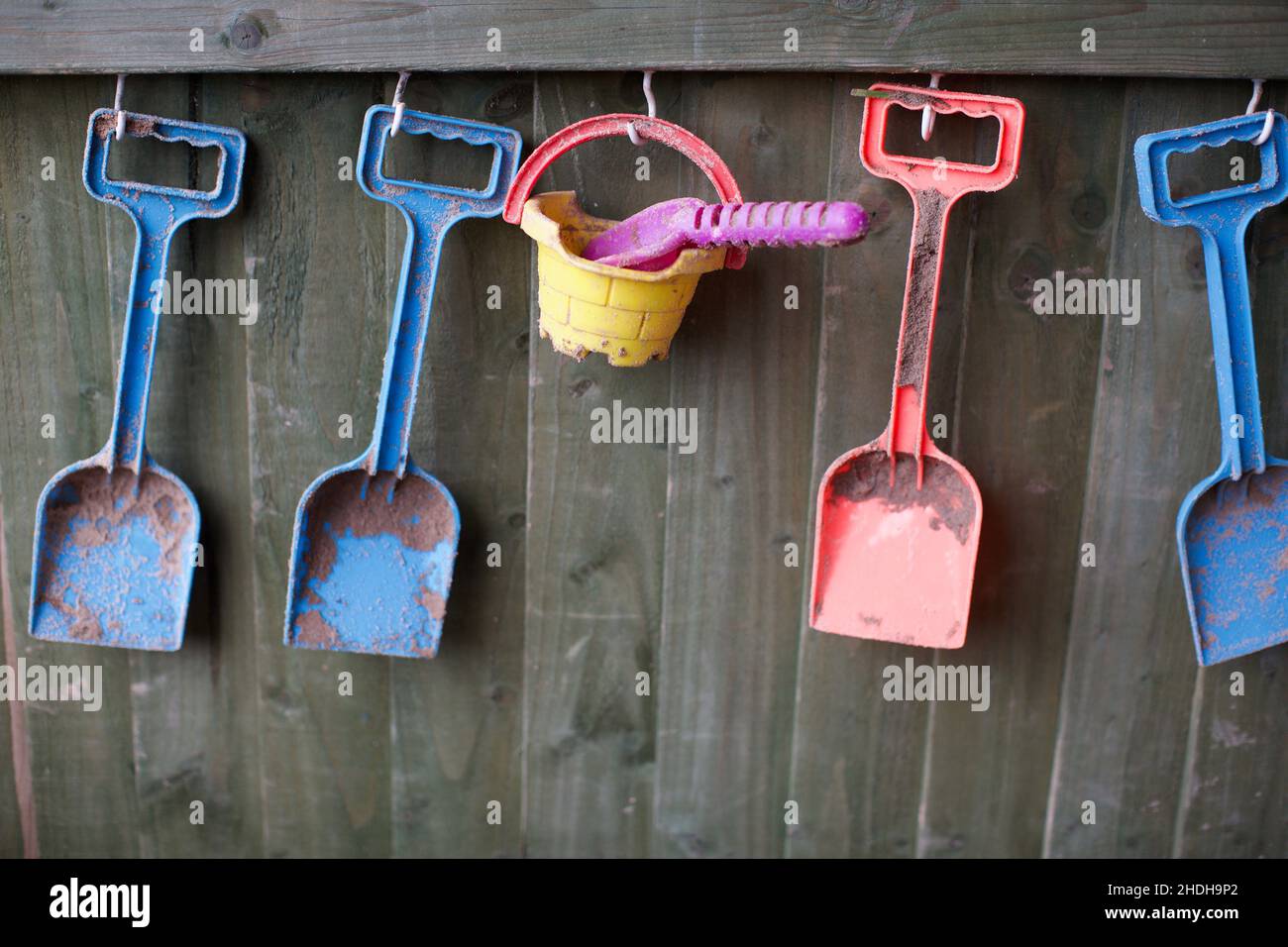 Kinder hängen Eimer und Pik, schmutzig und gebraucht. Stockfoto