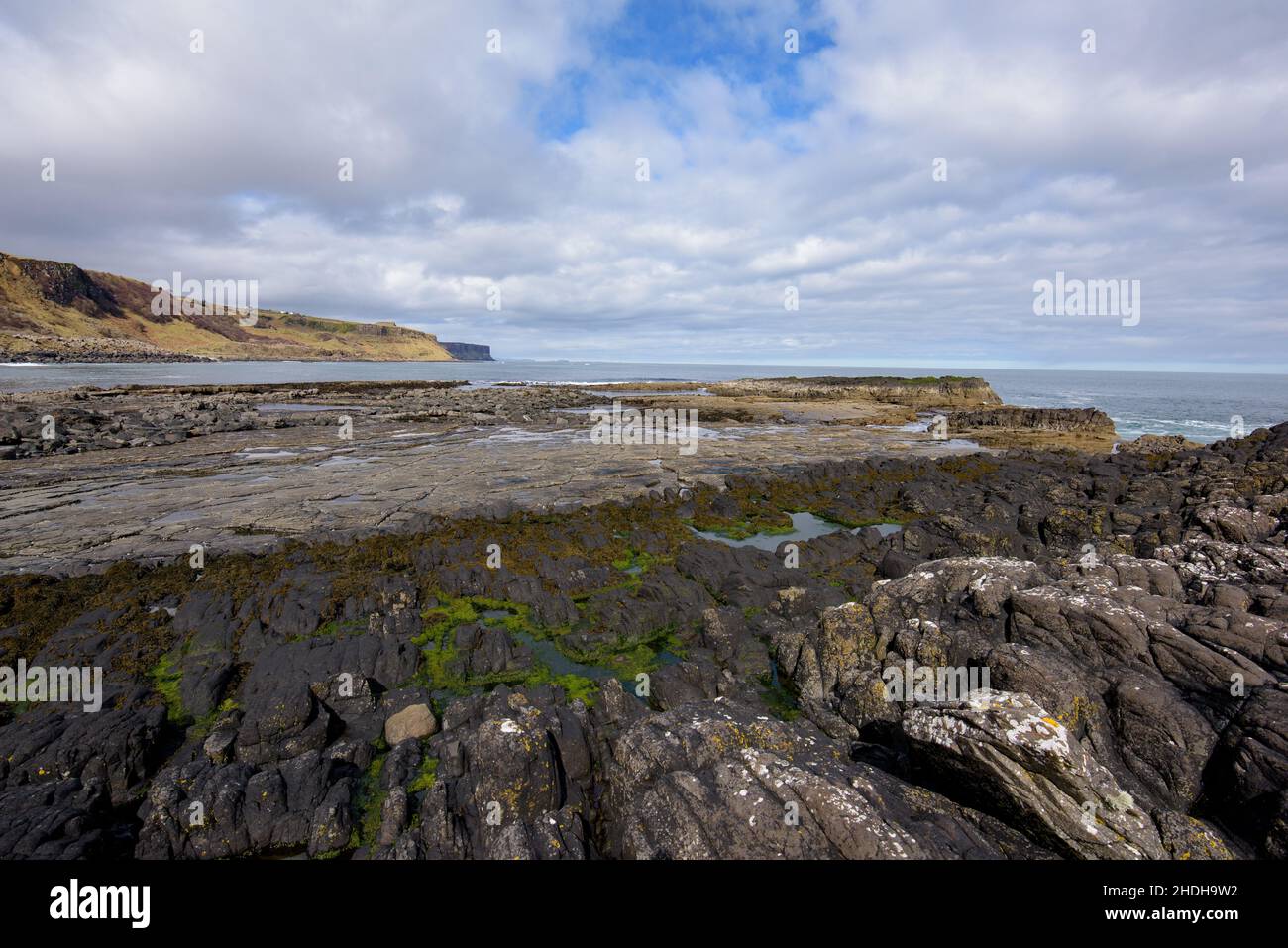 Blick über Brothers Point auf die Croc Rock Isle of Skye Stockfoto