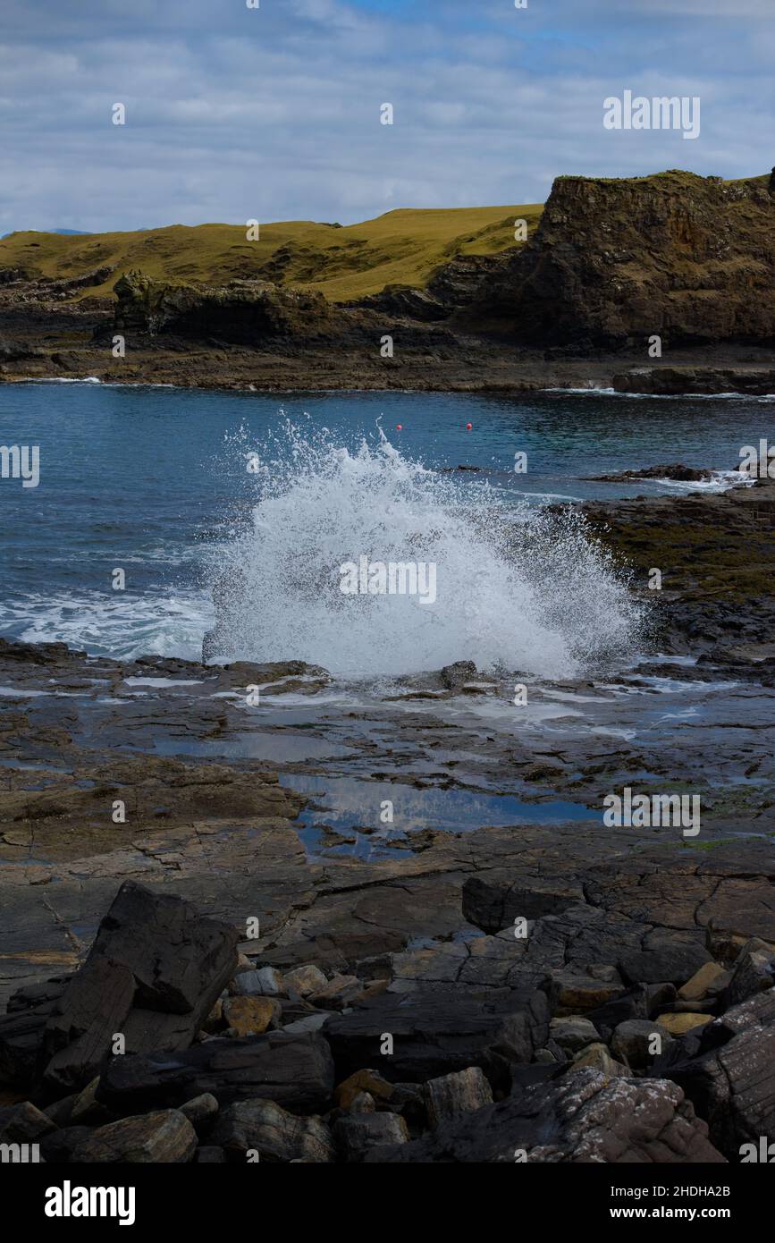 Wellen schlagen auf der Brothers Point Isle of Skye Stockfoto