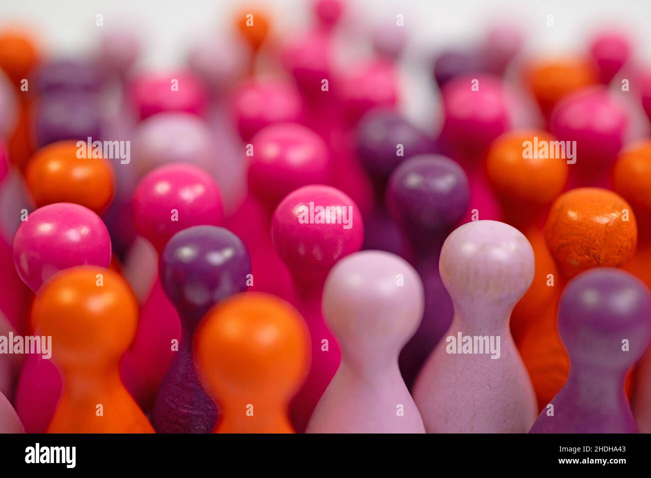 Viele bunte Holzkegel in einer Nahaufnahme Stockfoto