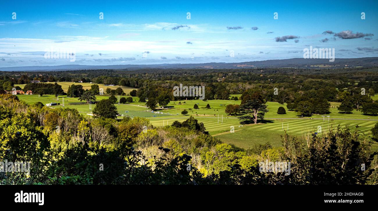 Die Sportplätze für die Privatschule Seaford College, in der Nähe von Petworth in West Sussex, Großbritannien, von der Spitze des South Downs National Park aus gesehen. Stockfoto