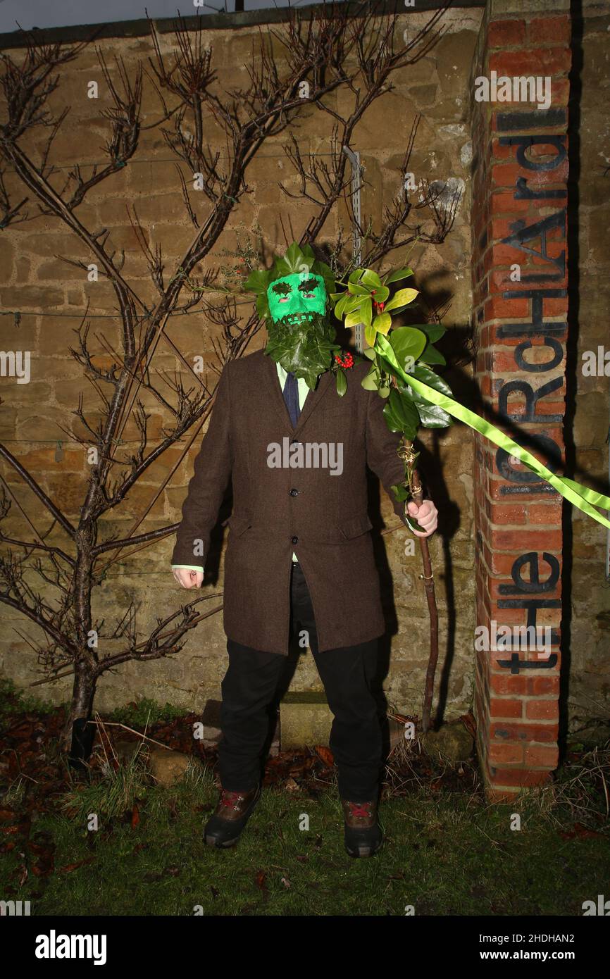 Newcastle upon Tyne, Großbritannien, 6.. Januar 2022: The Green man - Zwölfte Nacht-feiern Anstoßen oder "Wassail" auf die Obstbäume in Jesmond, Newcastle, das Symbol des Grünen Mannes, der nach einem langen Winter und der Erneuerung der üppigen Vegetation im Frühjahr verkündet, Newcastle upon Tyne, Großbritannien, 6. Jan 2022, Credit: DEW/Alamy Live News Stockfoto