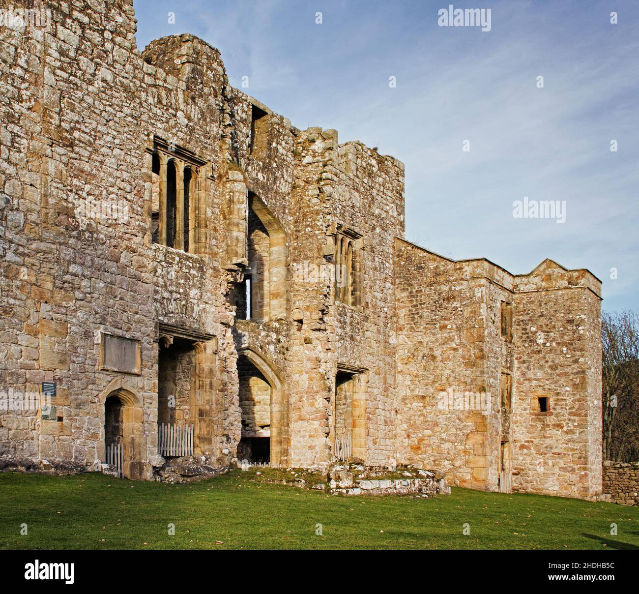Ein abstrakter Blick auf die Ruinen des Barden Tower, ein Wahrzeichen in der Nähe des Geländes der Abtei von Bolton Stockfoto