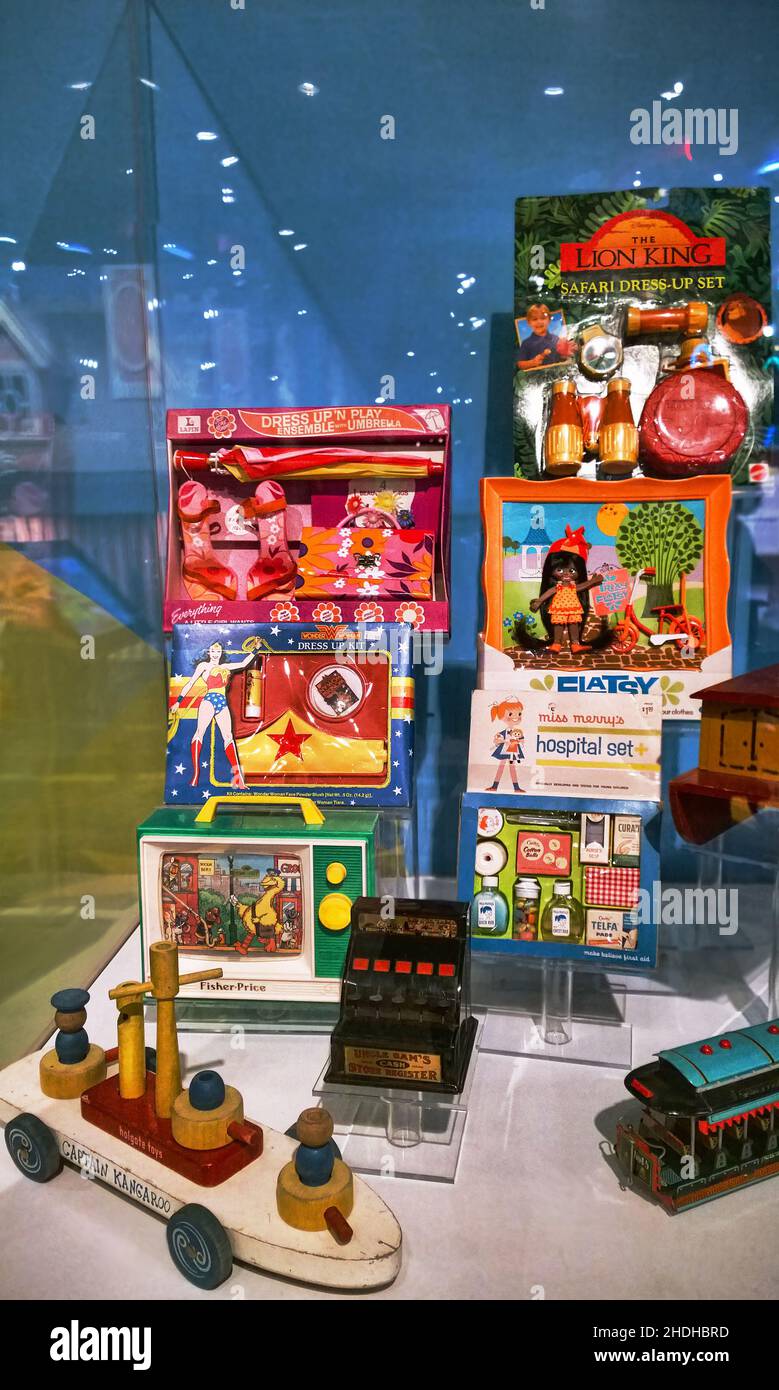 Rochester, New York, USA. 16. Dezember 2021. Ausstellung von Vintage- und Retro-Dress-up-Sets im Strong National Museum of Play in Rochester Stockfoto