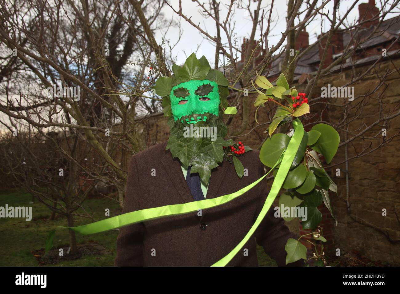 Newcastle upon Tyne, Großbritannien, 6.. Januar 2022: The Green man - Zwölfte Nacht-feiern Anstoßen oder "Wassail" auf die Obstbäume in Jesmond, Newcastle, das Symbol des Grünen Mannes, der nach einem langen Winter und der Erneuerung der üppigen Vegetation im Frühjahr verkündet, Newcastle upon Tyne, Großbritannien, 6. Jan 2022, Credit: DEW/Alamy Live News Stockfoto