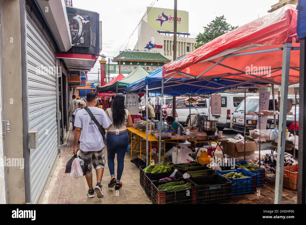 SANTO DOMINGO, DOMINIKANISCHE REPUBLIK - 18. NOVEMBER 2018: Markt in der Chinatown von Santo Domingo, der Hauptstadt der Dominikanischen Republik. Stockfoto