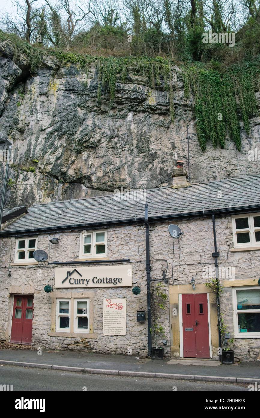 Lovers Leap, eine Kalksteinklippe hinter dem indischen Restaurant Curry Cottage und Take Away im Dorf im Peak District in Stoney Middleton, Derbyshire Stockfoto