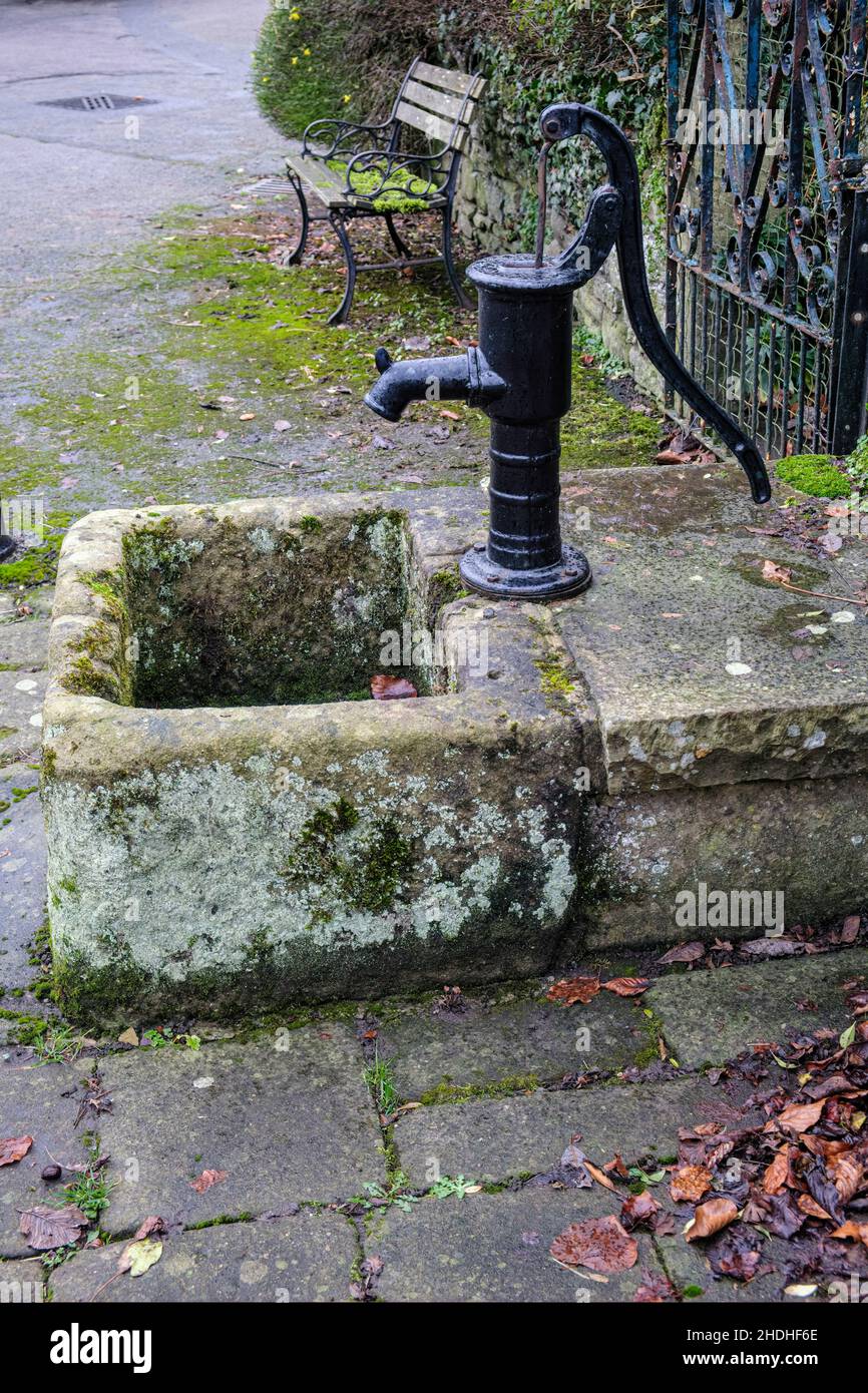 Eine restaurierte Dorfwasserpumpe im Stoney Middleton, Peak District National Park, Derbyshire Stockfoto