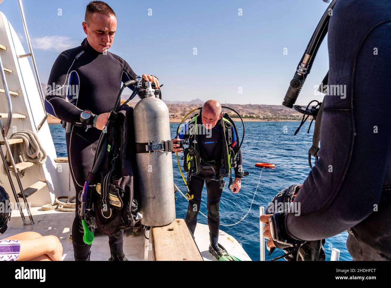 Taucher, Die Sich Auf Den Tauchgang Im Roten Meer Vorbereiten, Aqaba, Aqaba Governorate, Jordanien. Stockfoto