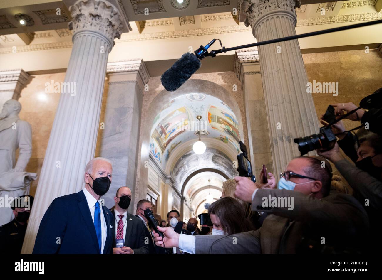 Der Präsident der Vereinigten Staaten, Joe Biden, hält an, um zu den Reportern zu sprechen, während sie das US-Kapitol verlassen, nachdem er am Donnerstag, dem 6. Januar 2022, in der Statuarhalle anlässlich des Jahrestages des Angriffs auf das Kapitol vom 6th. Januar gesprochen hatte. Kredit: Bill Clark/Pool über CNP Stockfoto