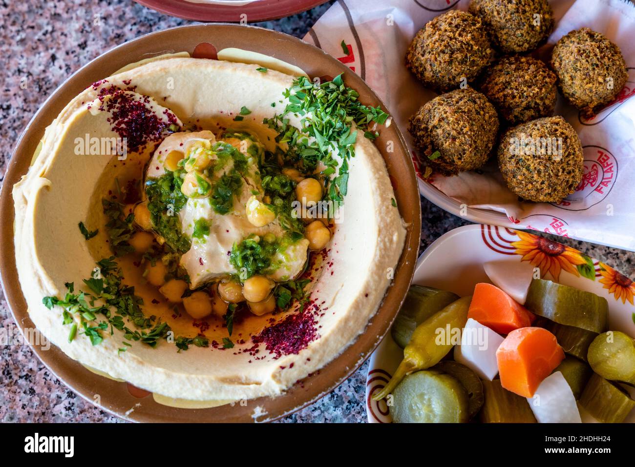Traditionelle jordanische/arabische Gerichte wie Falafel, Hummus und Pickles, Aqaba, gouvernement Aqaba, Jordanien. Stockfoto