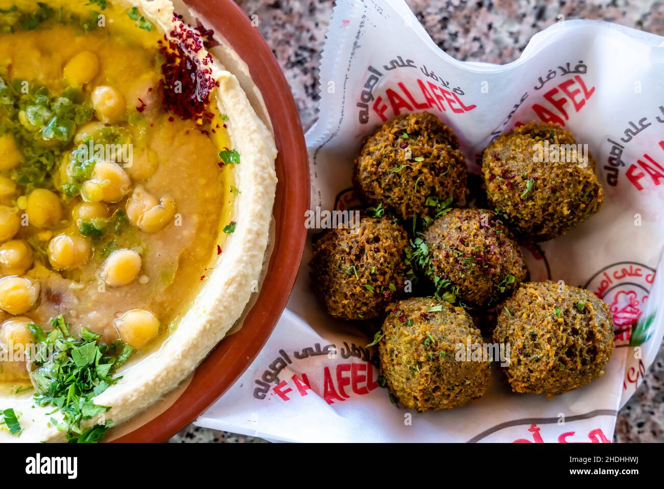 Traditionelle jordanische/arabische Gerichte, Falafel und Hummus, Aqaba, gouvernement Aqaba, Jordanien. Stockfoto