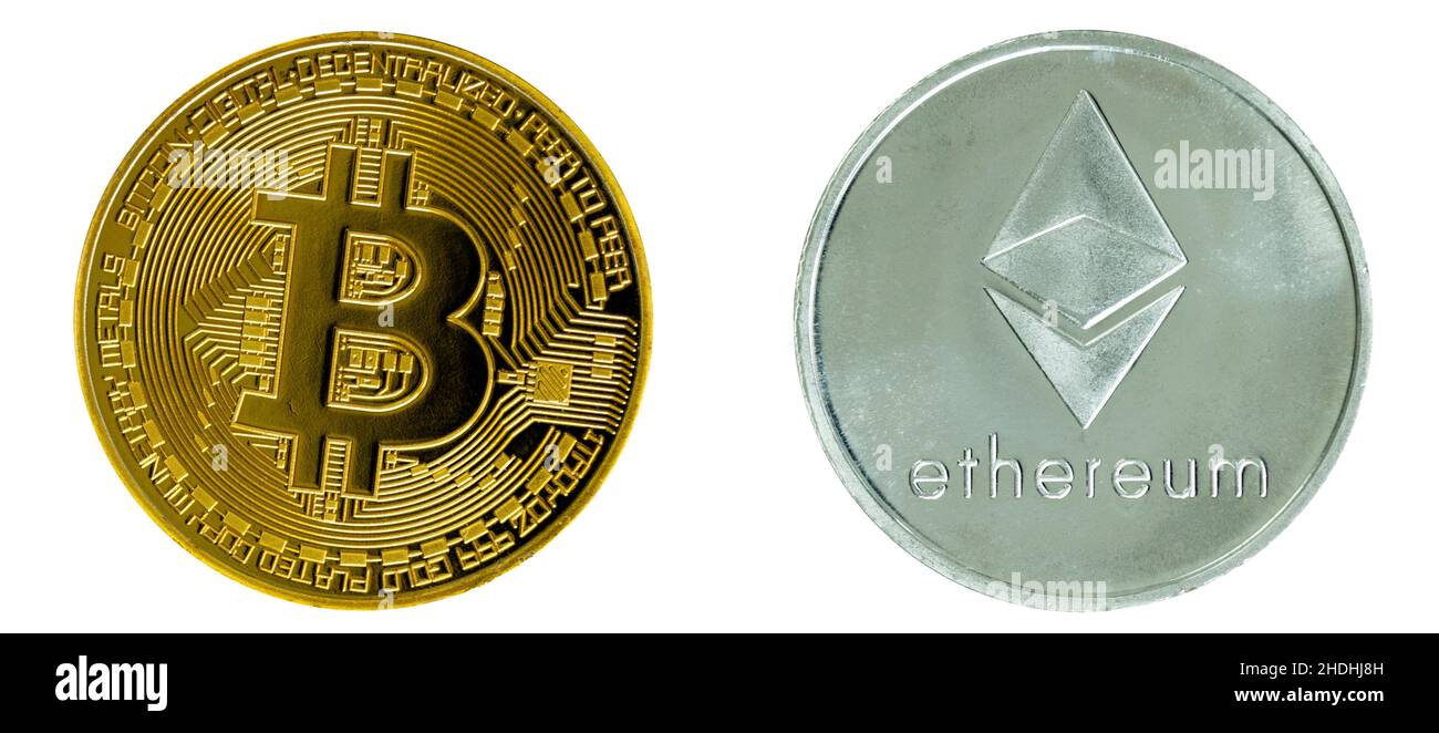 Bitcoin und Ether Kryptowährung Münze isoliert auf weißem Hintergrund. Kryptowährung - Bild von goldener Bitcoin physischer Goldmünze und silbernem Ethereum Stockfoto