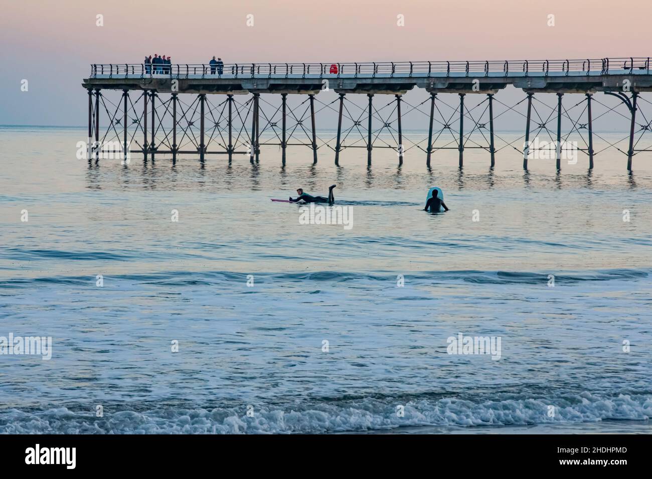 Surfer am Saltburn Pier bei Sonnenaufgang am Neujahrstag 2020 Stockfoto