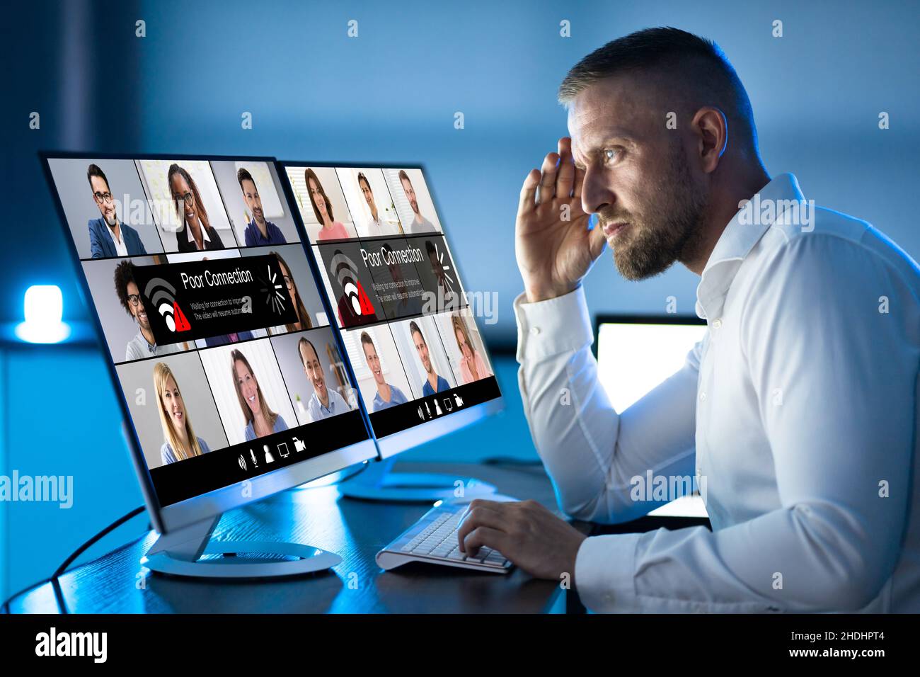 Nachts Gab Es Probleme Mit Der Breitbandverbindung. Schlechtes Signal. Videoanruf Verloren Stockfoto