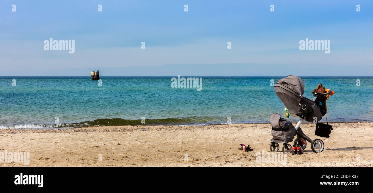 Kinderwagen am strand -Fotos und -Bildmaterial in hoher Auflsung  Alamy
