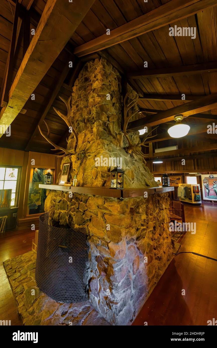 Kamin im Besucherzentrum, das vom CCC im Prim Creek Redwoods State Park, Redwood National and State Parks, Kalifornien, USA gebaut wurde Stockfoto