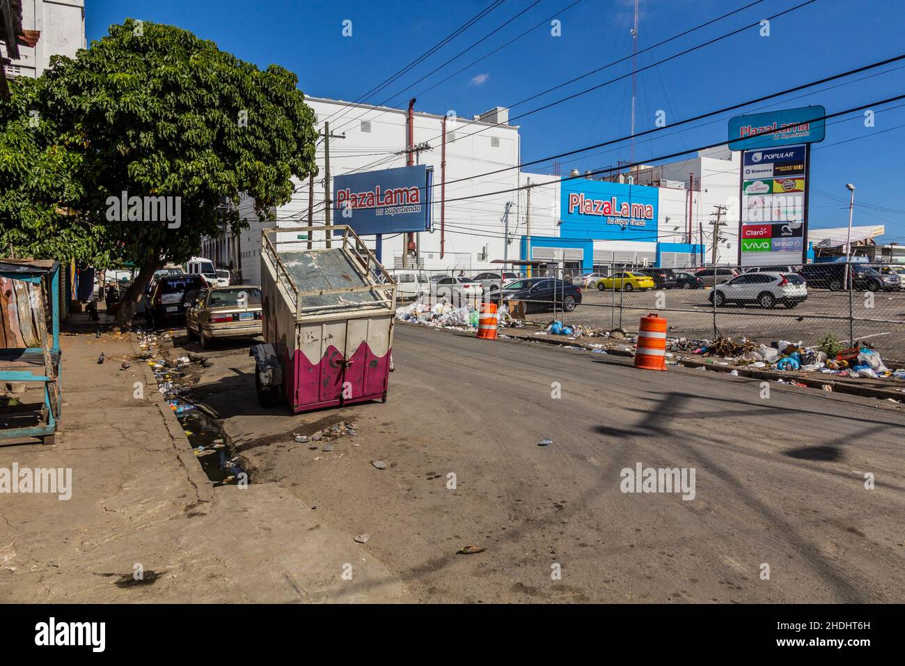 SANTO DOMINGO, DOMINIKANISCHE REPUBLIK - 2. DEZEMBER 2018: Müll auf einer Straße in Santo Domingo, der Hauptstadt der Dominikanischen Republik. Stockfoto