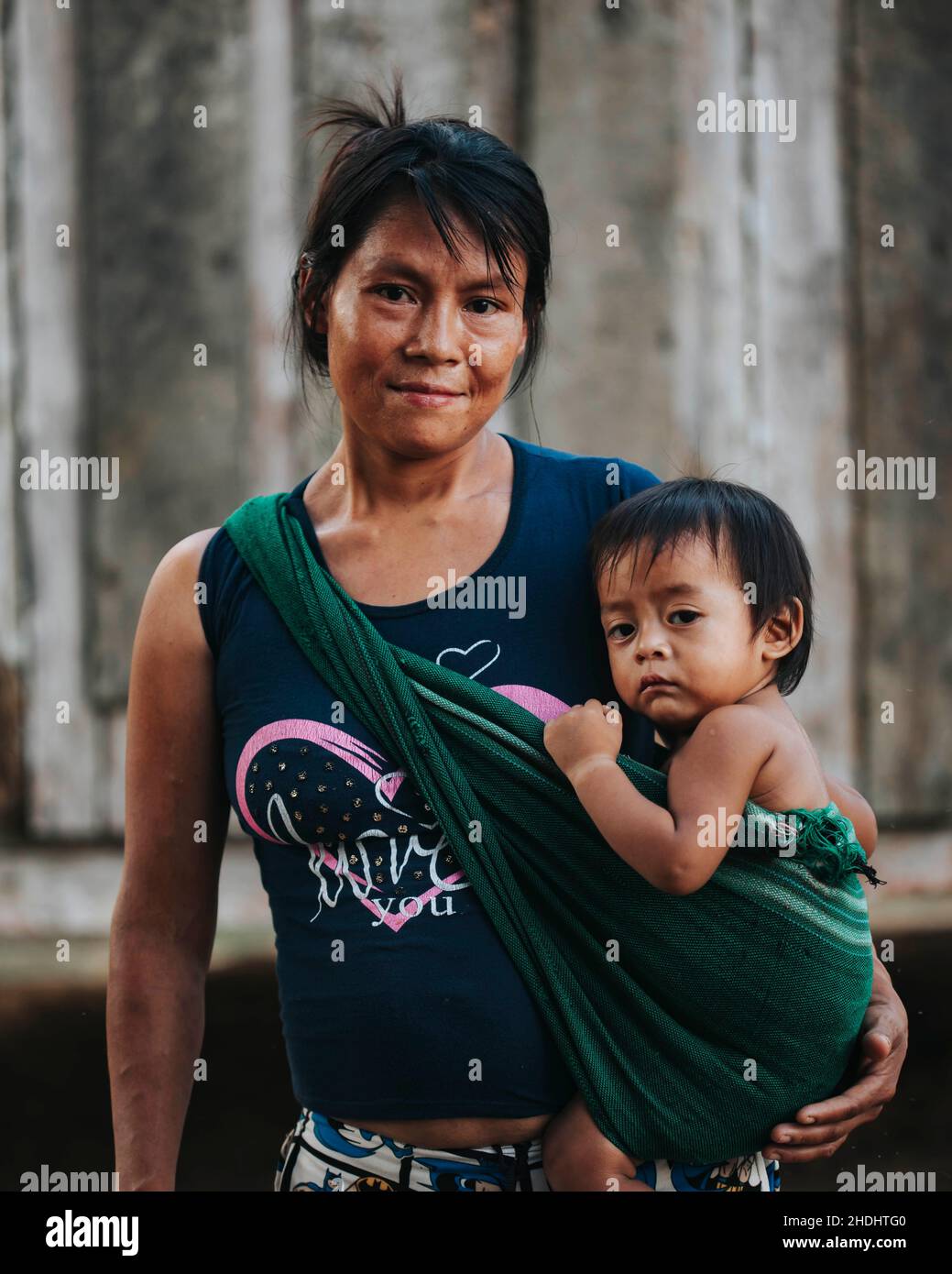 Indigene Frau mit Baby im ecuadorianischen Amazonas Stockfoto