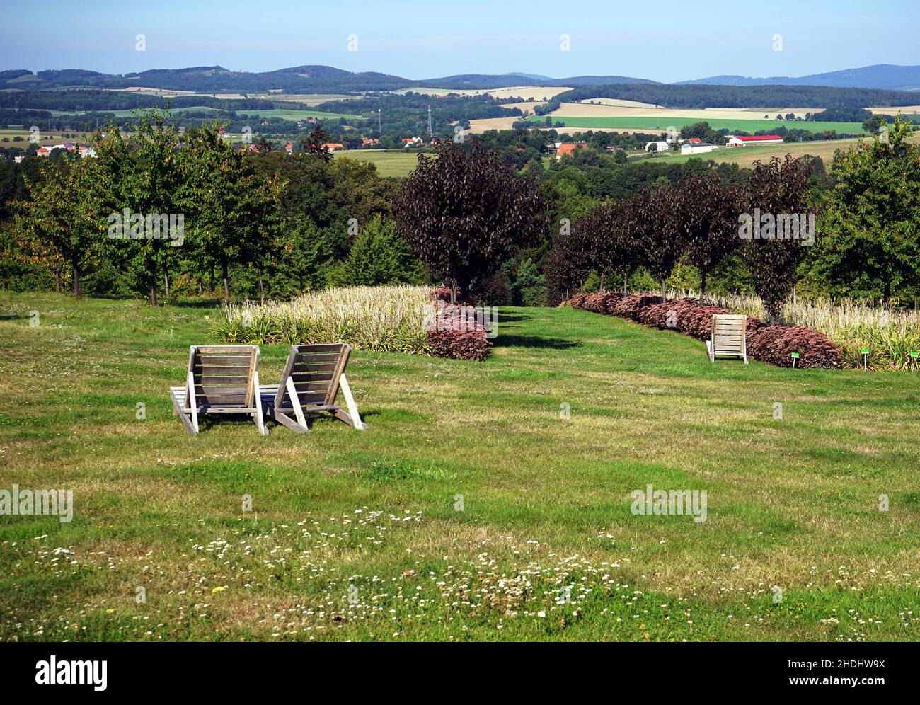 Schöne Landschaft mit zwei Klappstühlen auf der Wiese. Niemcza, Polen. Stockfoto