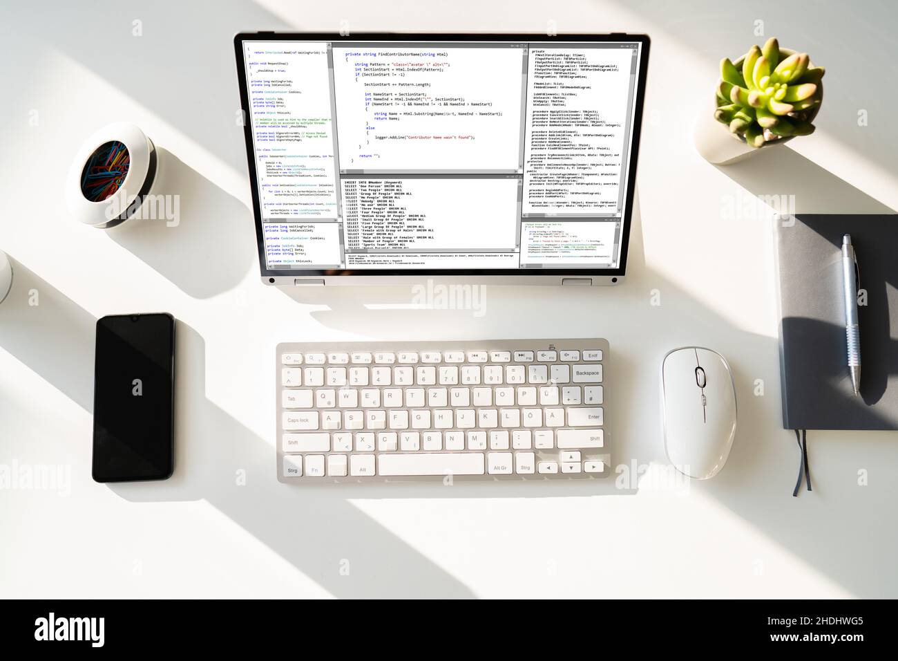 Web Development Coding Auf Laptop Am Schreibtisch Stockfoto